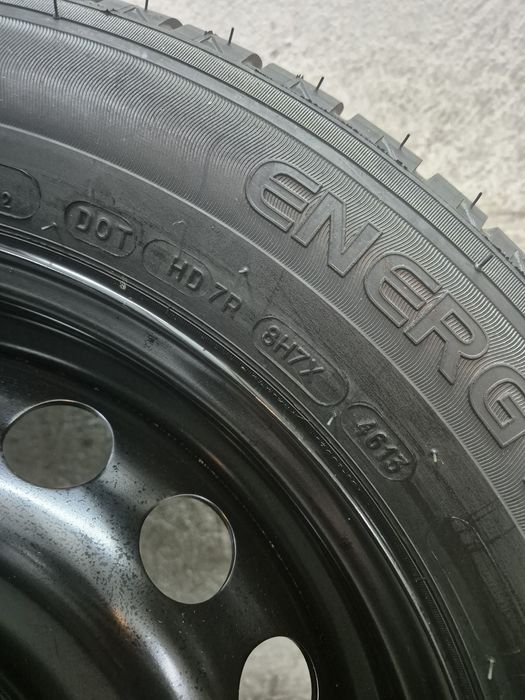 Vând roată Michelin  205 60 16 ( nou)