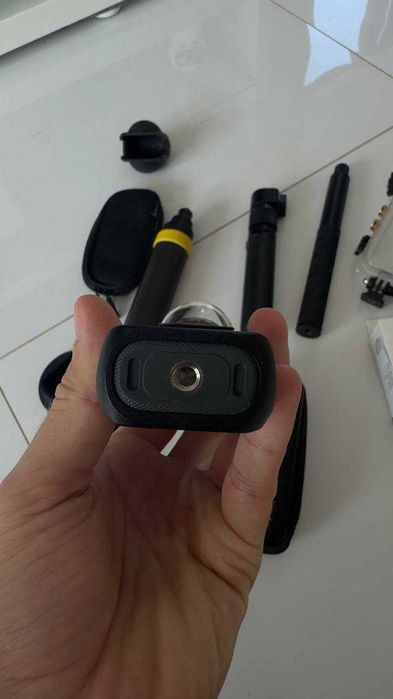 Pachet complet Insta360 X4 + accesorii în valoare de peste 1.500 lei: carcasă subacvatică, Premium Lens, selfie stick extins 3m, monopiede și huse.
