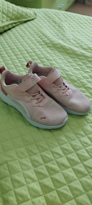 Adidasi, marca Puma, roz, pentru fete, marimea 35, in stare buna