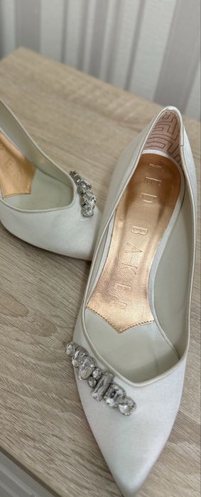 Молочного цвета атласные туфли Ted Baker