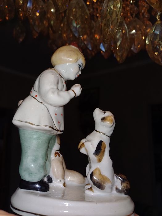 Фарфоровая статуэтка Девочка с собачкой