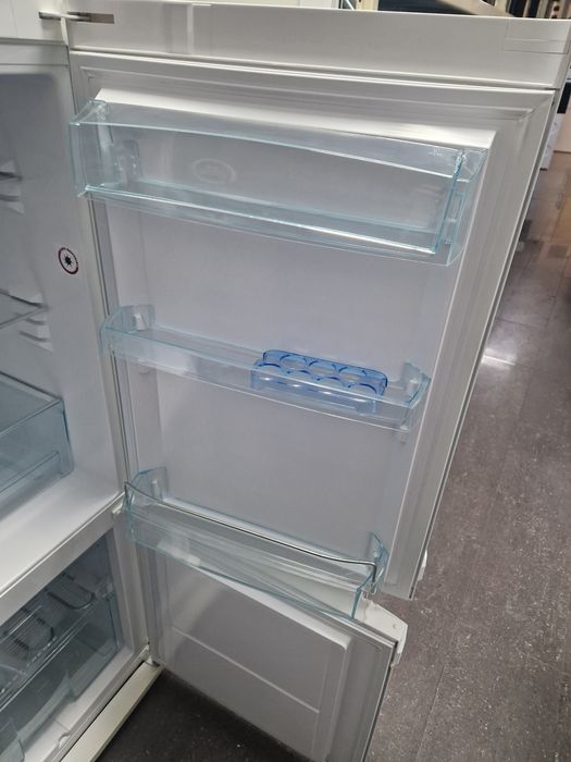 Хладилник с фризер Point A++ 155 см