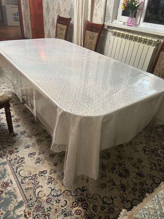 Стол и стулья для гостиной