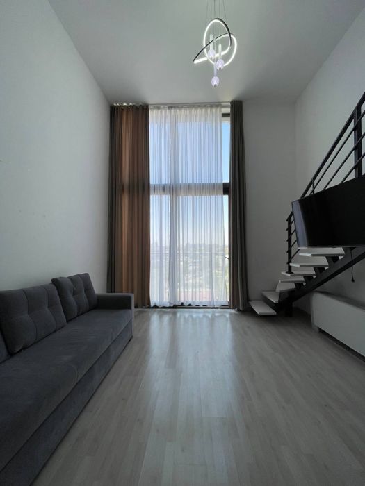 Люстра яркая регулируемая