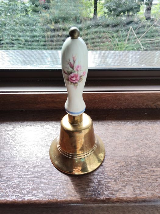 De vânzare un clopoțel cu mâner de porțelan este foarte vechi  alamă
