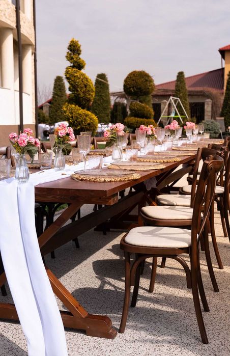 Mobilier premium pentru evenimente – închiriem scaune lemn, mese și veselă elegantă