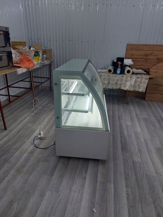 Витрина холодильная кондитерская