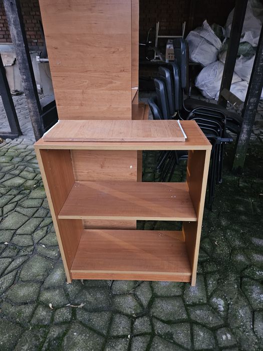 Подарявам офис маси до неделя вечерта