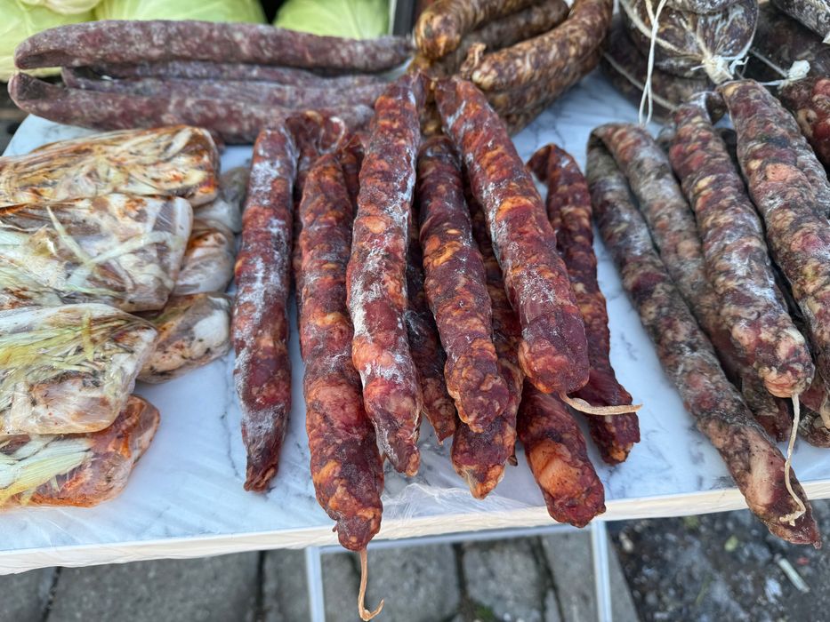 Домашни суджук, петрохан,едро кълцано домашни мезелъци