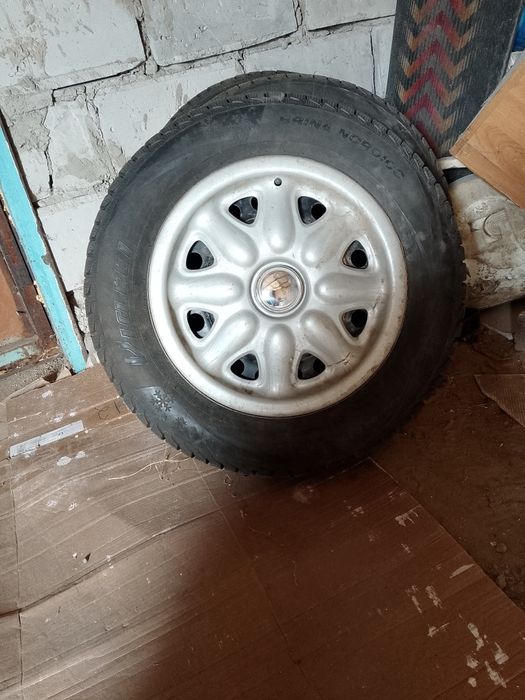 Продам 3штуки зимний резины с штатный дисками 195/65 R15