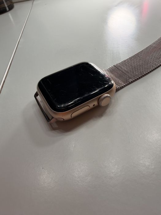 Apple Watch SE GPS, 40mm Gold Aluminium Case часовник apple watch