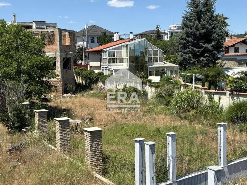 Триетажна новострояща се къща за продажба, с двор и морска панорама, в