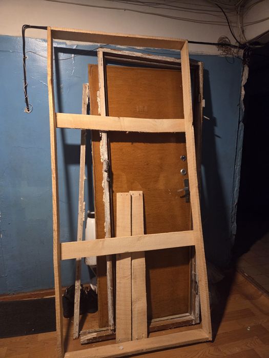 Продам деревянную дверь