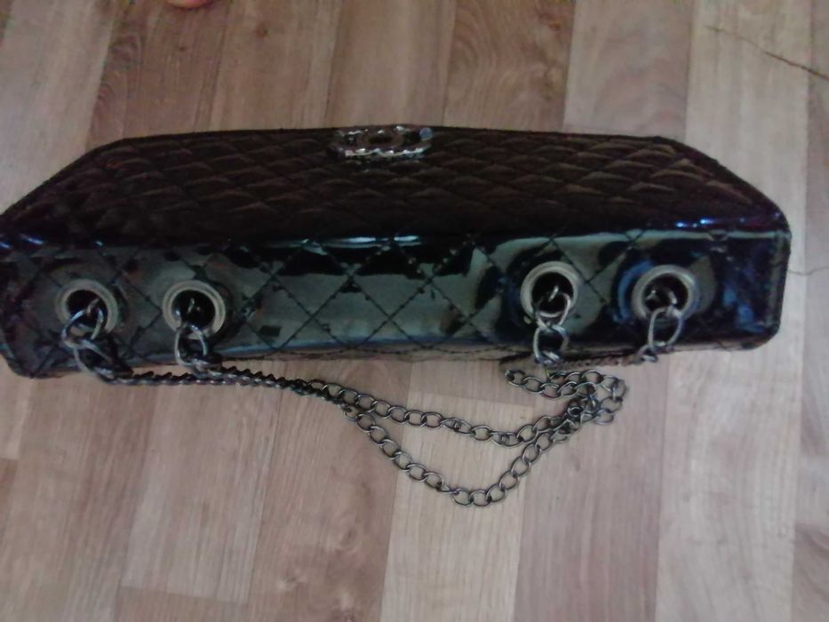 Черная сумка с цепью