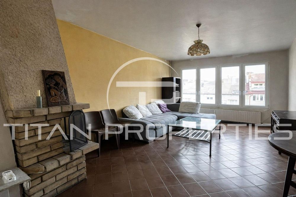 Тристаен за продажба в Център