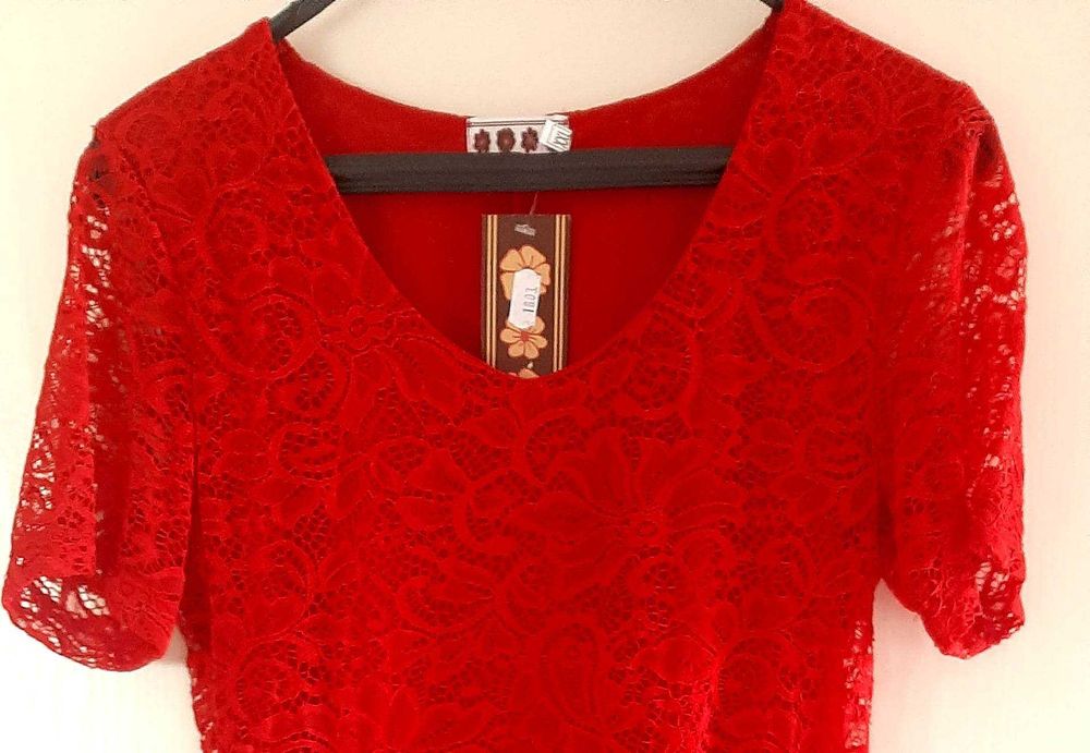 Червена елегантна рокля- дантела.
