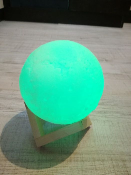 Продавам нощна лампа тип луна