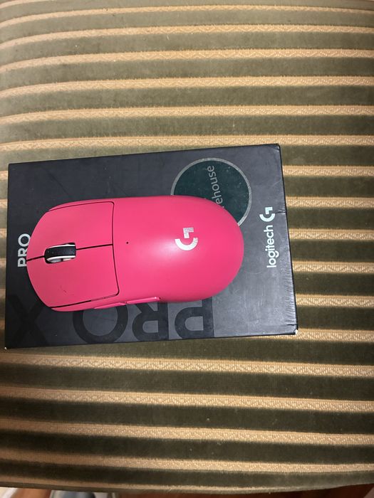Vand logitech gpro superlight prima versiune roz