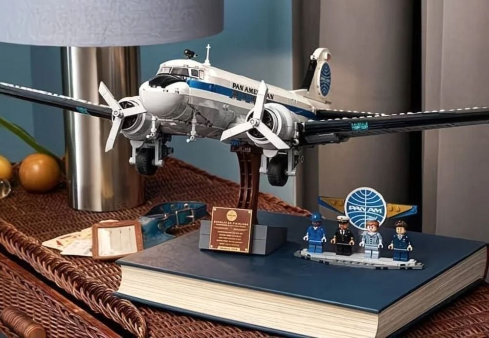 Самолет Лего "Douglas DC-3" компании Pan American