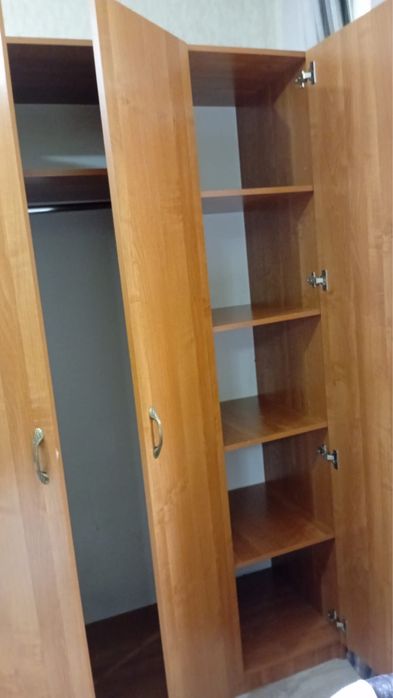 Продам шкаф с настенной полкой
