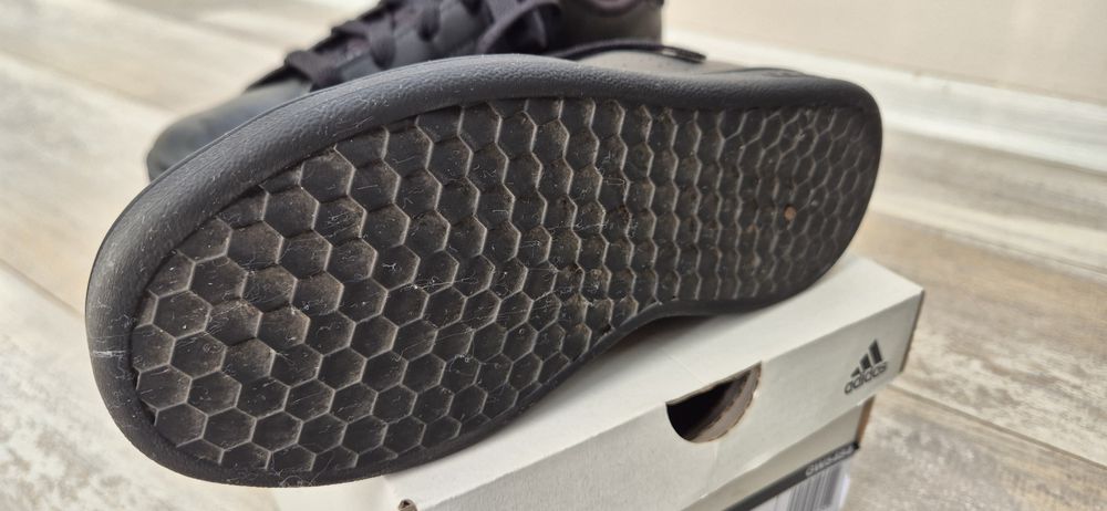 Продавам детски кожени маратонки Adidas Advantage K размер 30