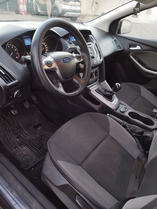 Ford focus an 2012 benzina  2200 euro