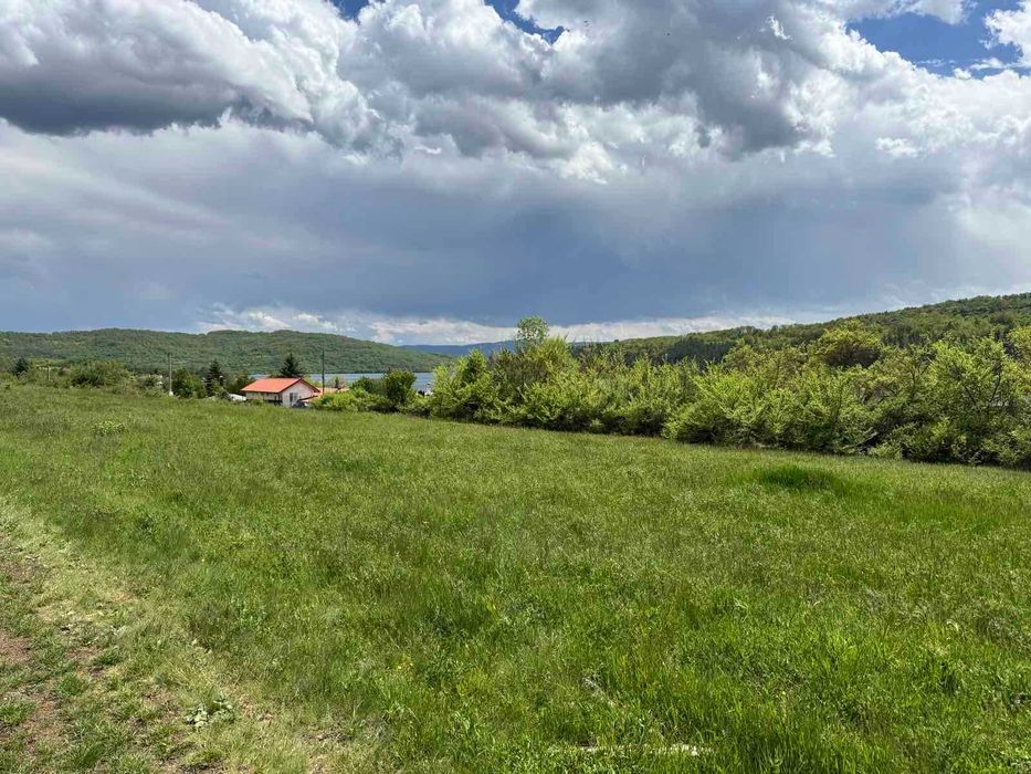 Продавам спешно парцел