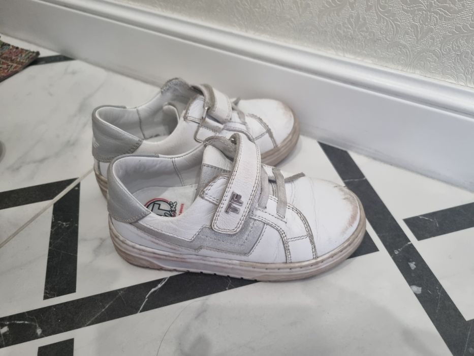 Кроссовки на девочку 25р