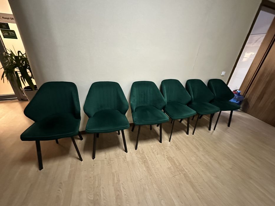 Продаю 6 стульев в хорошем состоянии.