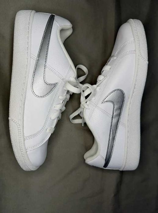 Nike court royale