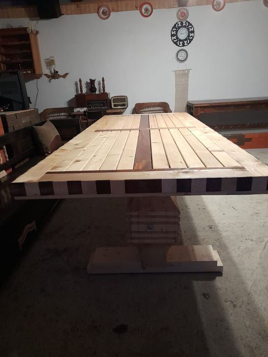 Masă din lemn masiv, lucrată manual – design rustic premium