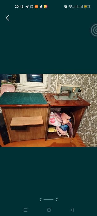 Машинка швейная с тумбочкой