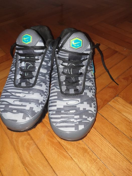 Nike Air Max Plus (TN) – varianta gri/negru cu model camuflaj.