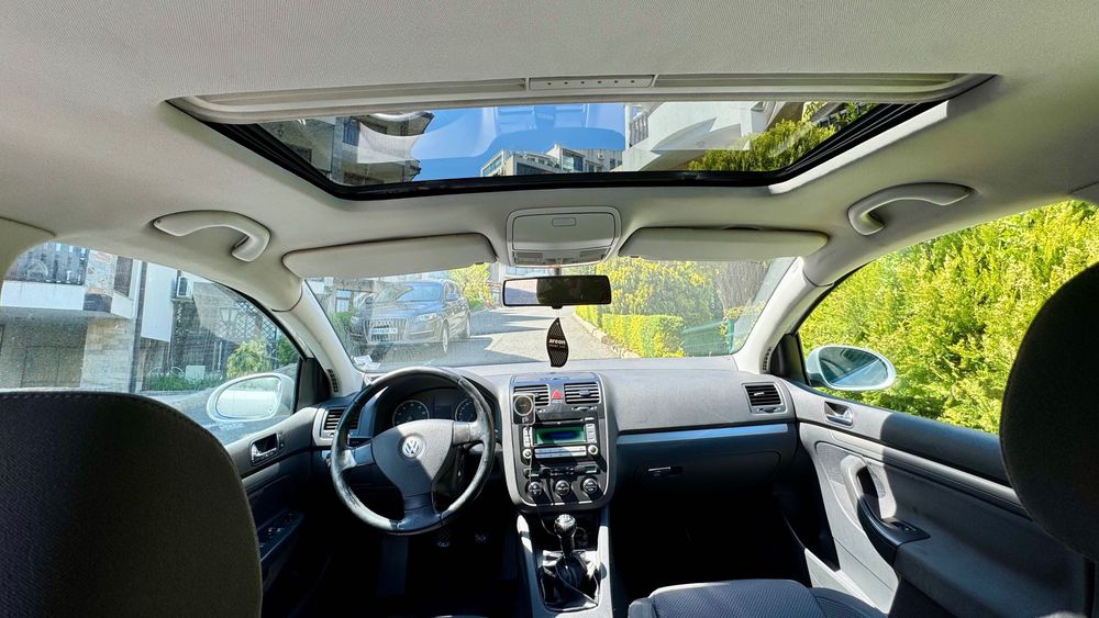 Продавам Volkswagen Golf 5