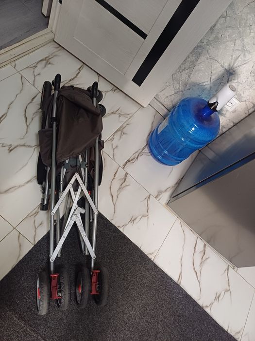 Продаётся прогулочная коляска трость