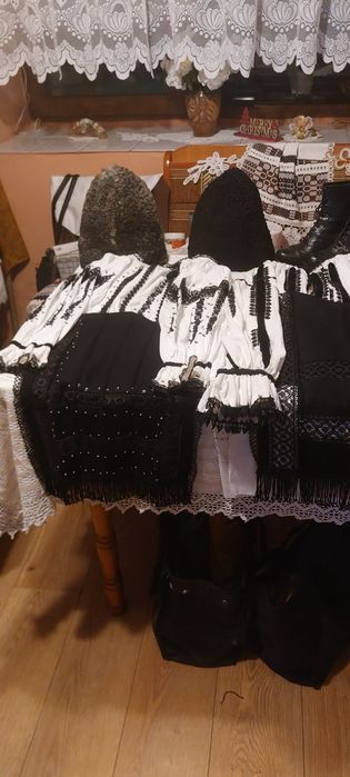 Vând costume populare femei