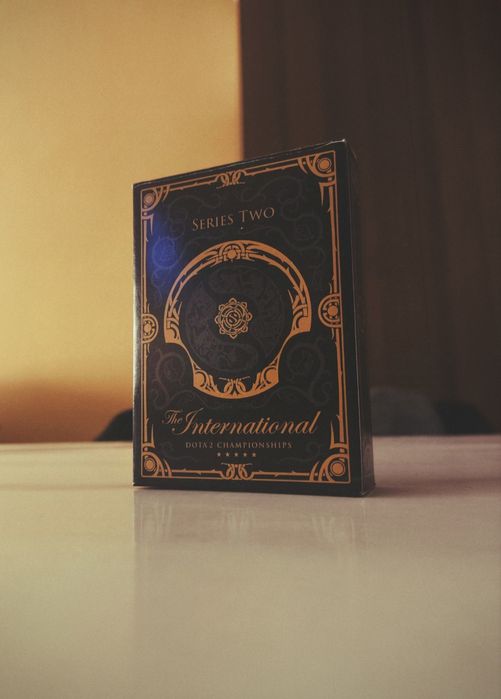 Карти за игра и колекция (дизайнерски)