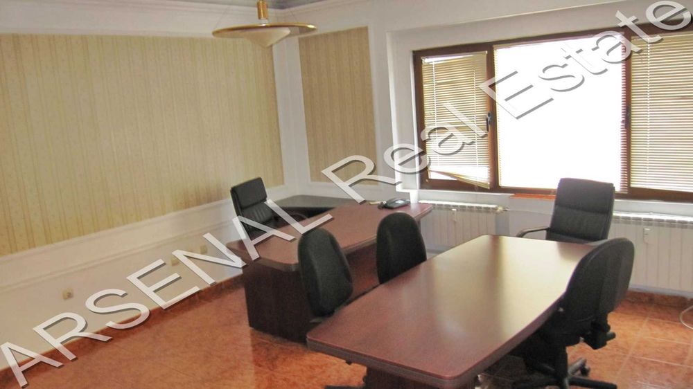 Офис под наем, Център