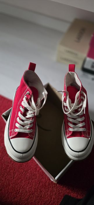 Adidași mărimea 38 tip teniși cu talpa înaltă.