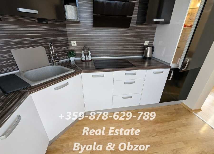 Просторен двустаен апартамент с морска гледка на първа линия в гр.Бяла