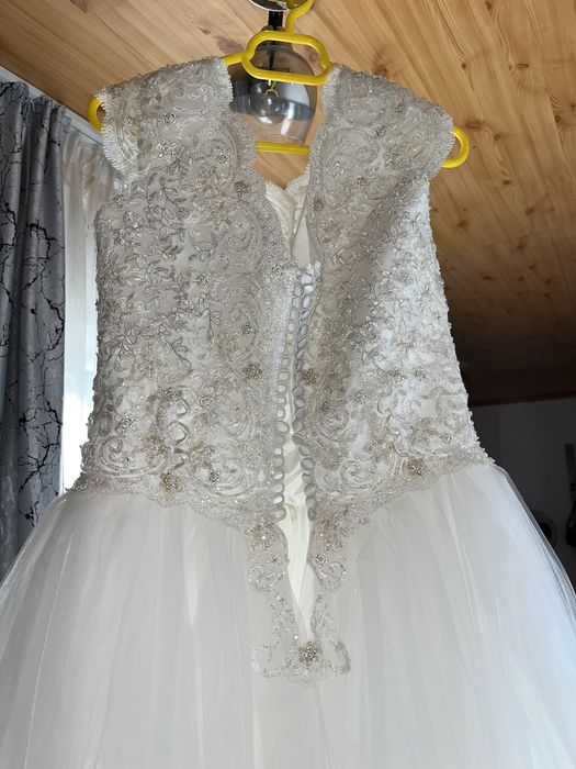 rochie de mireasă făcută în atelier