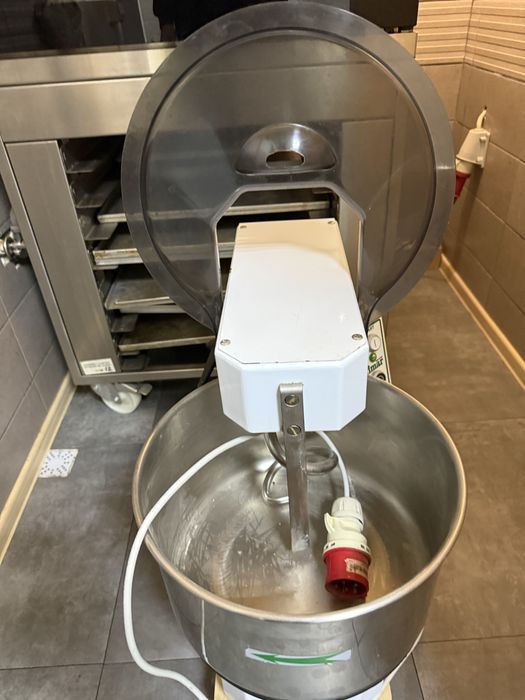 2 Malaxoare (20-22L) + 3 Vitrine (Frig/Cald/Neutru) + FACTURĂ