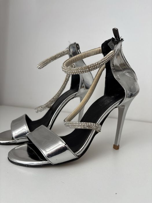 Sandale elegante pentru ocazii , purtate de cateva ori , intr o stare buna marimea 36 ( se potriveste la un 37 -37 jumate )