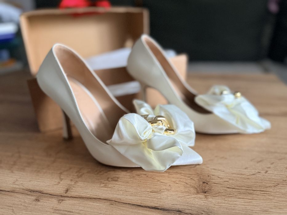 Vând pantofi de mireasa Benaza