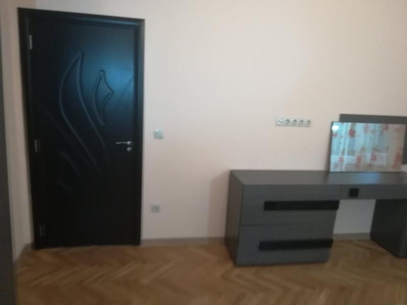 Дава се под наем Тристаен апартамент в София, Център - 100 кв.м за 800 € - Снимка #7