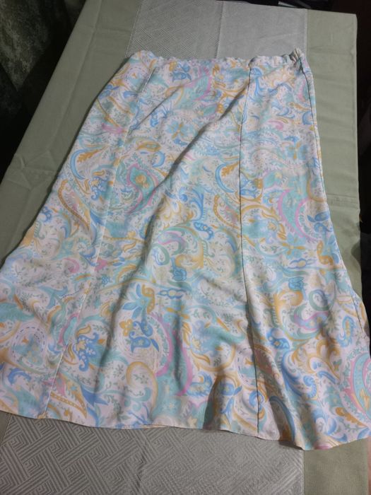 Costum de vara, compus din fustă în clini, pe elastic și bată și bluza cu volănaș la gât.