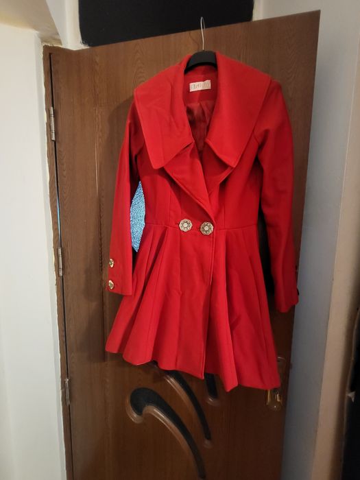 Pardesiu culoare roșie în stil cloș cu funda mare la spate cu