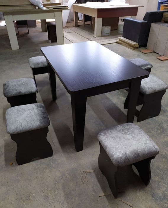 Стол и табуретки хорошего качества