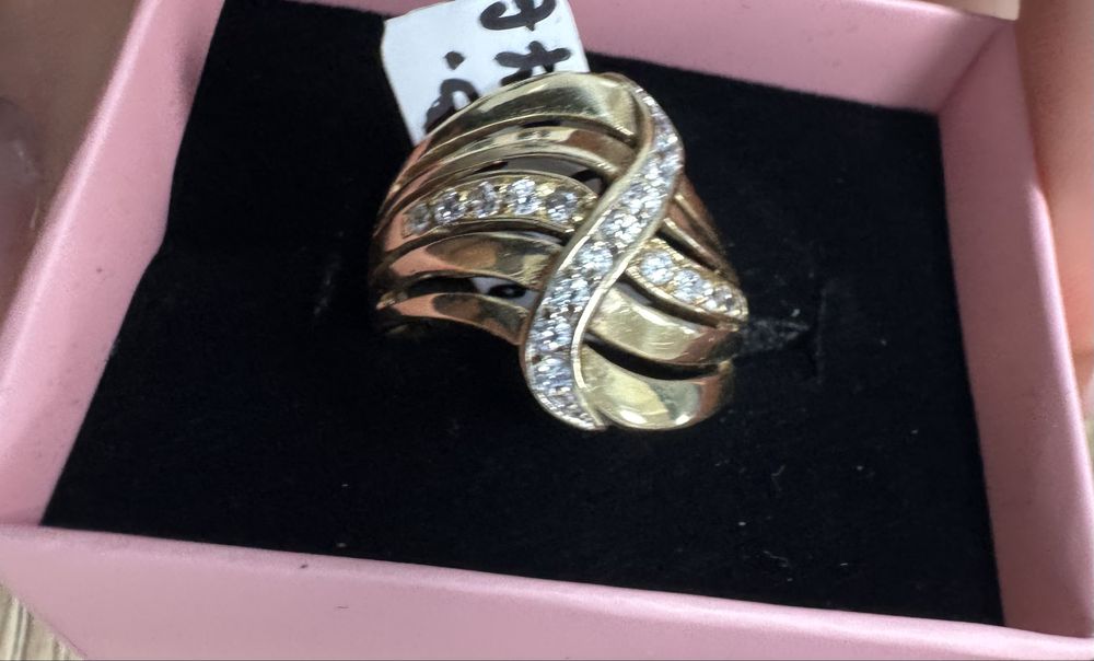 Златен пръстен с камъни