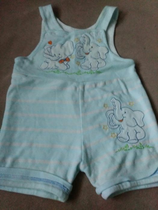 различни бебешки дрешки